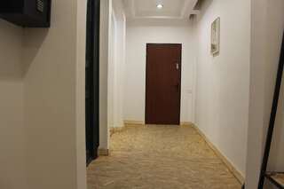 Хостелы Calea Victoriei Poshtel Бухарест Трехместный номер с основными удобствами и общей ванной комнатой-7