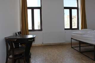 Хостелы Calea Victoriei Poshtel Бухарест Трехместный номер с основными удобствами и общей ванной комнатой-13