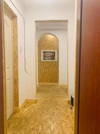 Хостелы Calea Victoriei Poshtel Бухарест Трехместный номер с основными удобствами и общей ванной комнатой-1
